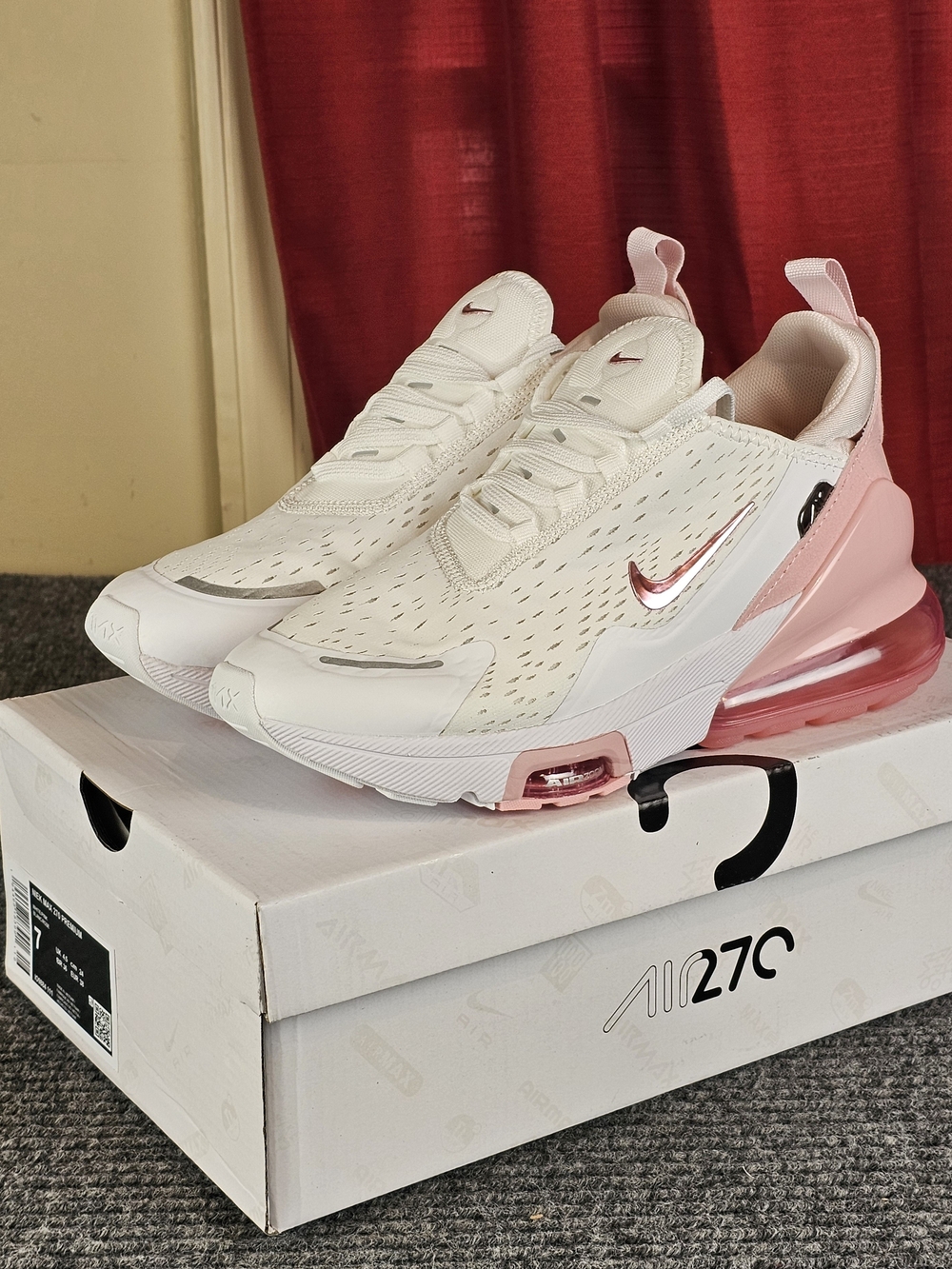 Nike Air Max 270 Women’s Sneakers - White & Pink
